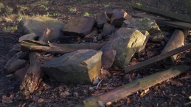 Kamp ateşinden yanmış kalıntılar.