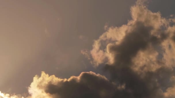 Timelapse del paisaje nublado como nubes de lluvia se reúnen — Vídeos de Stock