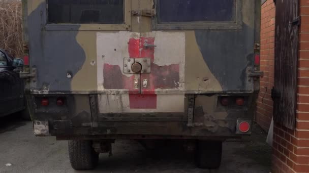 Katonai mentőautó festett vörös kereszt — Stock videók