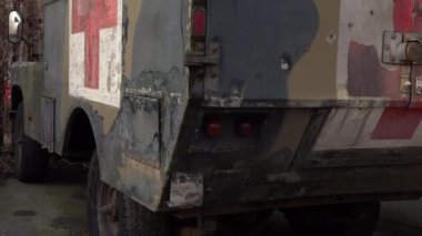 Kızıl haçla boyanmış askeri ambulans kamyonu