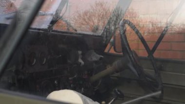 Eski model arabanın direksiyonu. 