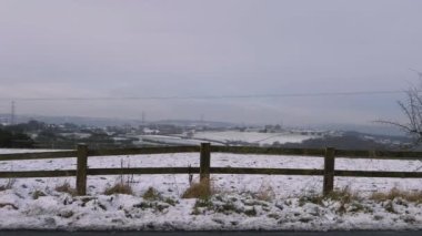 Yorkshire tarım arazisi olan köhne ahşap çitler.