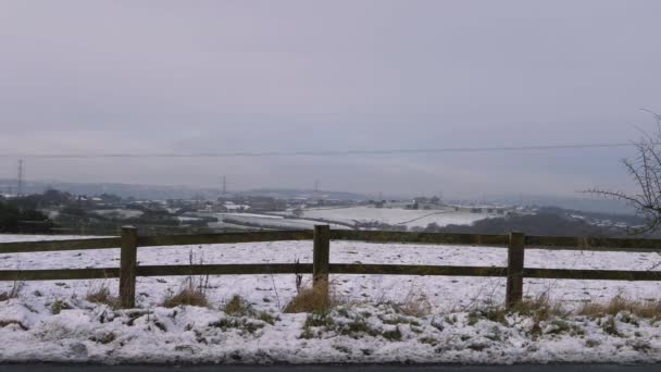Rickety gamle træ gård hegn med Yorkshire landbrugsjord landskab – Stock-video