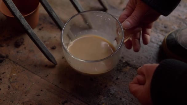 Trädgårdsmästare dricker mugg med varmt te i trädgårdsskjul — Stockvideo