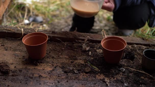 Trädgårdsmästare dricka mugg te i trä skjul — Stockvideo