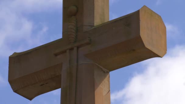 Lapso de tiempo de piedra cruz cristiana contra nubes — Vídeo de stock