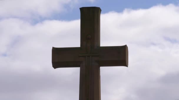 Time lapse of stone Christian cross against clouds — Stock Video