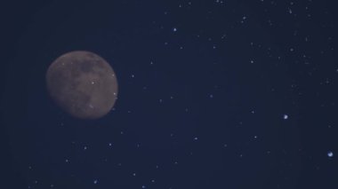 Koyu mavi gökyüzünde ay