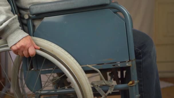 Rolstoelgebruiker draaischijven van stoel in huis — Stockvideo