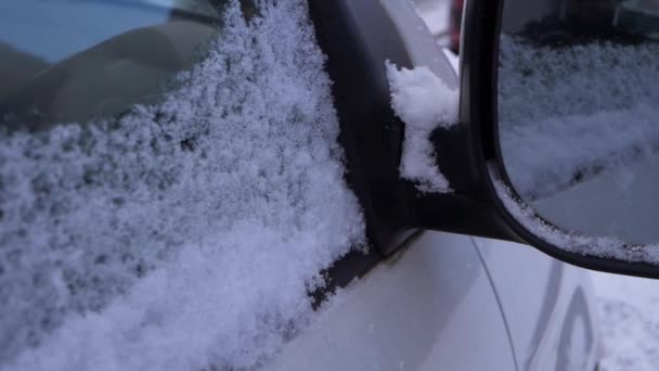 Espelho de asa de carro coberto de neve e gelo no inverno — Vídeo de Stock