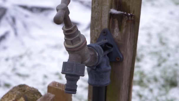Wasserhahn auf Ackerland im Winter draußen — Stockvideo