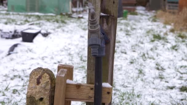 Torneira de torneira em terras agrícolas fora no inverno — Vídeo de Stock