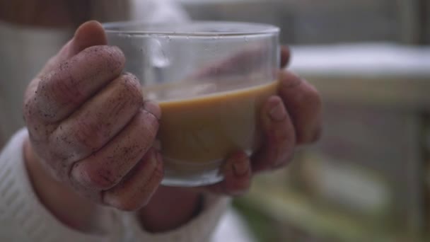 Sucias manos frías calientes en taza de café en el día de invierno nevado — Vídeos de Stock