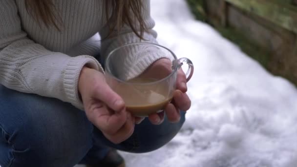 Koffie drinken op besneeuwde winterdag — Stockvideo