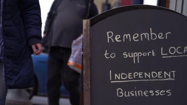 Schild bittet Käufer, lokale Geschäfte nach Covid-Sperrung zu unterstützen — Stockvideo