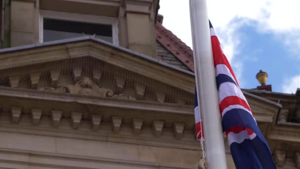Юніон Джек Британський прапор летить за ратушею — стокове відео