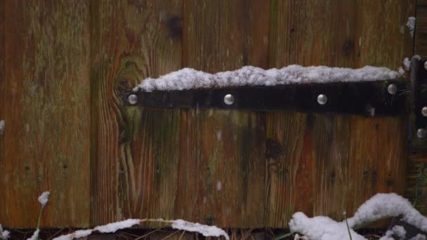 Rustikaler alter Schuppen im Winter bei Schneefall — Stockvideo