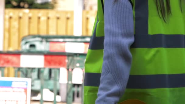 Trabajadores de la construcción de carreteras en obras — Vídeos de Stock