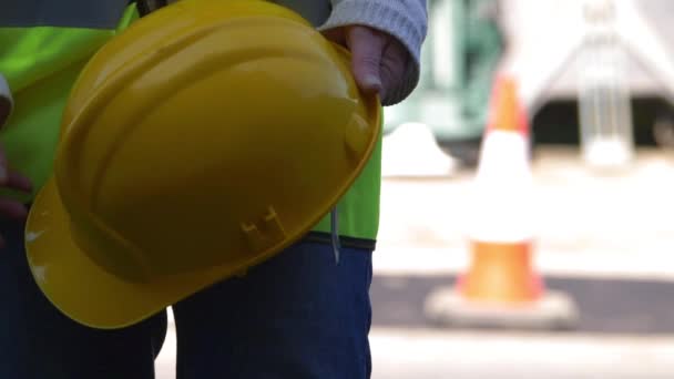 Pracownik budowlany z twardym kapeluszem w pobliżu robót drogowych — Wideo stockowe
