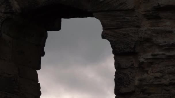 Storm clouds time lapse through view of archway building ruins — Vídeo de Stock