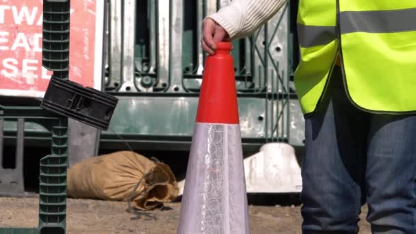 Travailleur de la construction routière déplaçant des cônes sur le chantier routier — Video