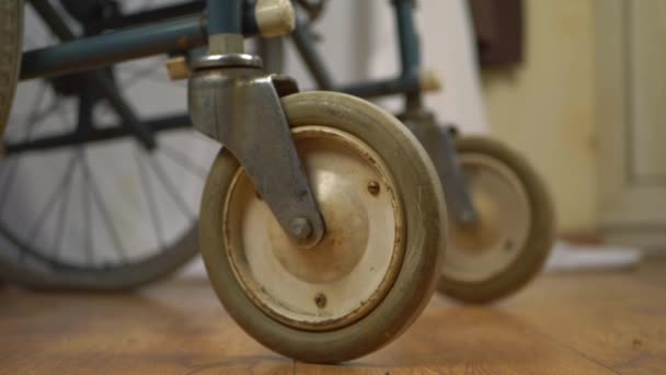 집 바퀴를 사용하여 바닥을 가로지르는 휠체어 — 비디오