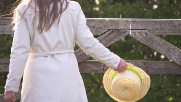 Mujer lleva sombrero de paja en campo de agricultores — Vídeos de Stock