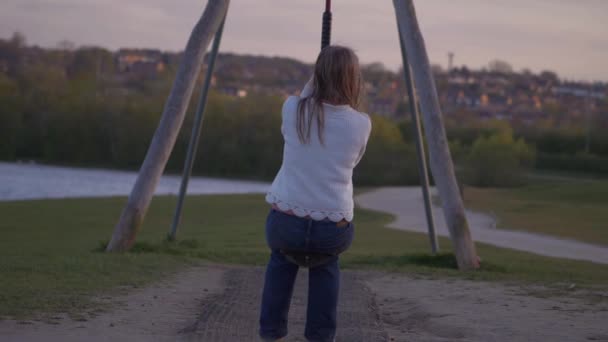 Mulher em fio zip no parque — Vídeo de Stock