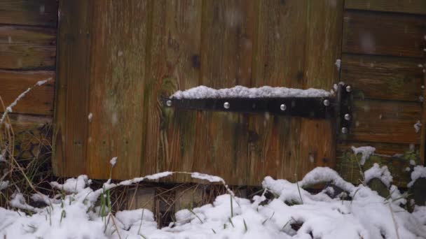 Antiguo cobertizo rústico en invierno mientras cae nieve — Vídeos de Stock