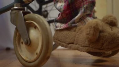 Tekerlekli sandalye kullanıcıları terlik ve pijama giyiyordu.