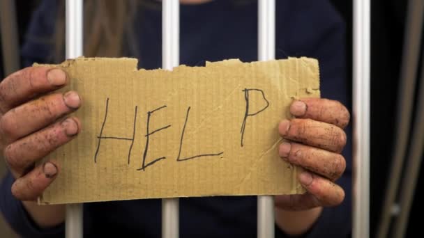 Verzweifelter Häftling signalisiert Hilfe — Stockvideo