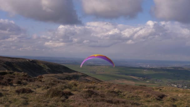Paragliding ve vzduchu v krajině divočiny — Stock video