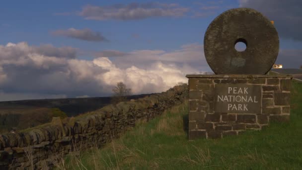 Skylt mot Peak District National Park — Stockvideo