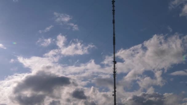 Radio antenne met wolken time lapse — Stockvideo