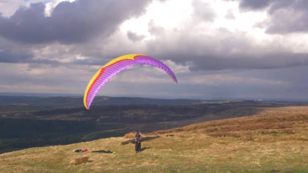 Piloto de parapente en alto paisaje esperando despegue — Vídeo de stock
