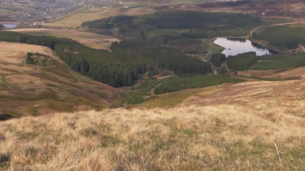 Peak distrito en Yorkshire con lago y páramos — Vídeos de Stock