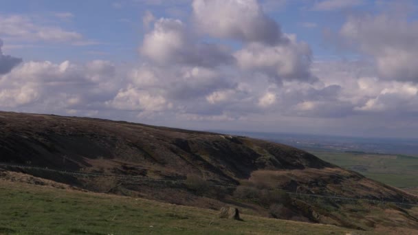 Moorland i pola w krajobrazie Yorkshire w Peak District — Wideo stockowe