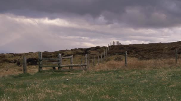 Tiden förfaller Yorkshire lynnig hedlandskap — Stockvideo