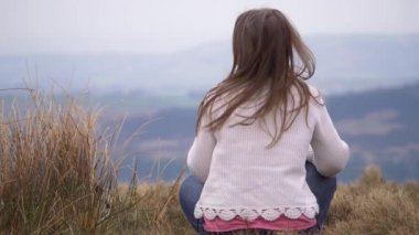 Yorkshire kırsal tepelerini seyreden bir kadın.