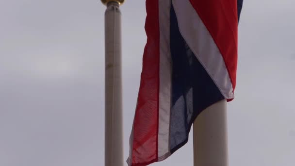 Union jack cuelga del cielo nublado — Vídeo de stock