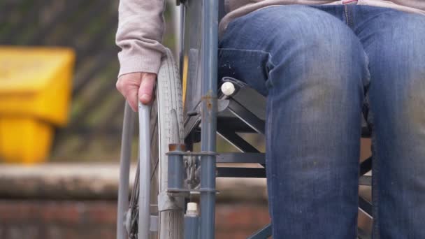 Користувачі інвалідних візків на залізничному вокзалі як поїзди — стокове відео