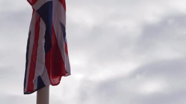 Union jack cuelga del cielo nublado — Vídeo de stock