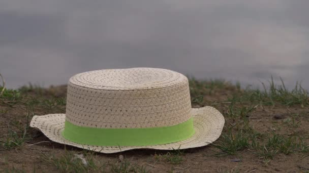 Cappello di paglia floscio lasciato dal lato acqua — Video Stock