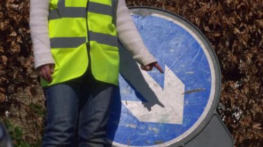 Trafik işaretini işaret eden yol inşaat işçisi