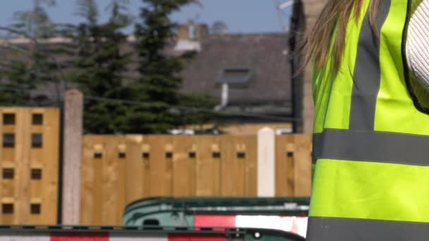 Collecteur de déchets roues poubelle dans la rue urbaine — Video