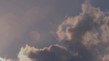 Fırtına bulutları arasında hareket eden ay soyut