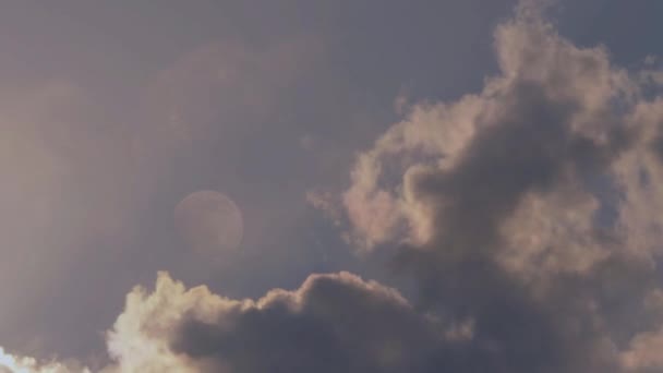 Mond bewegt sich durch Gewitterwolken — Stockvideo