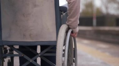 Tren platformunda tekerlekli sandalye kullanıcısı