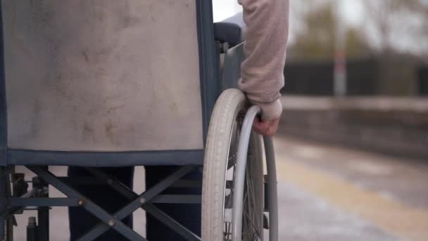 Użytkownik wózka inwalidzkiego na peronie pociągu — Wideo stockowe