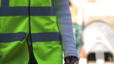 Yol inşaat işçisi kameraya doğru yürüyor